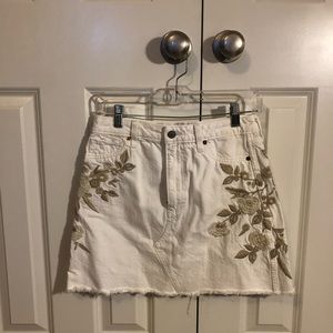 NWOT - abercrombie embroidered white denim skirt